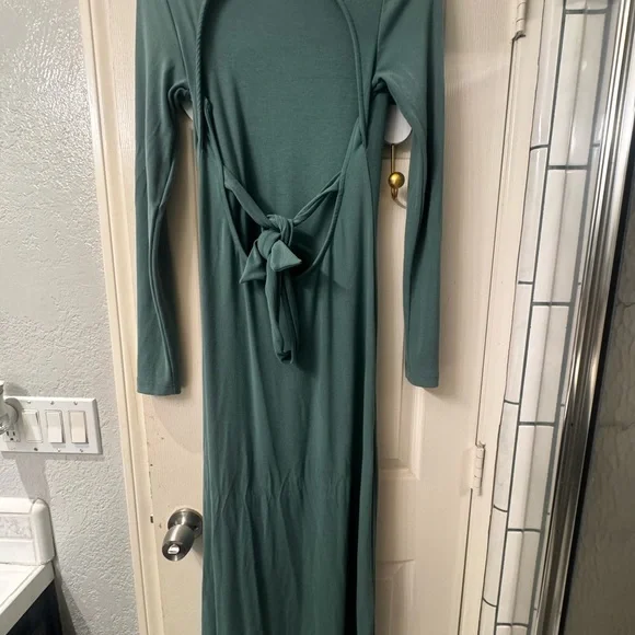 Elegant Green Long Sleeve Dress - Picture 3 of 3